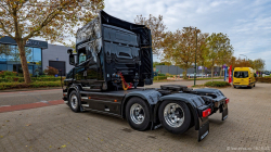 20251019-Tom-Holding-00481